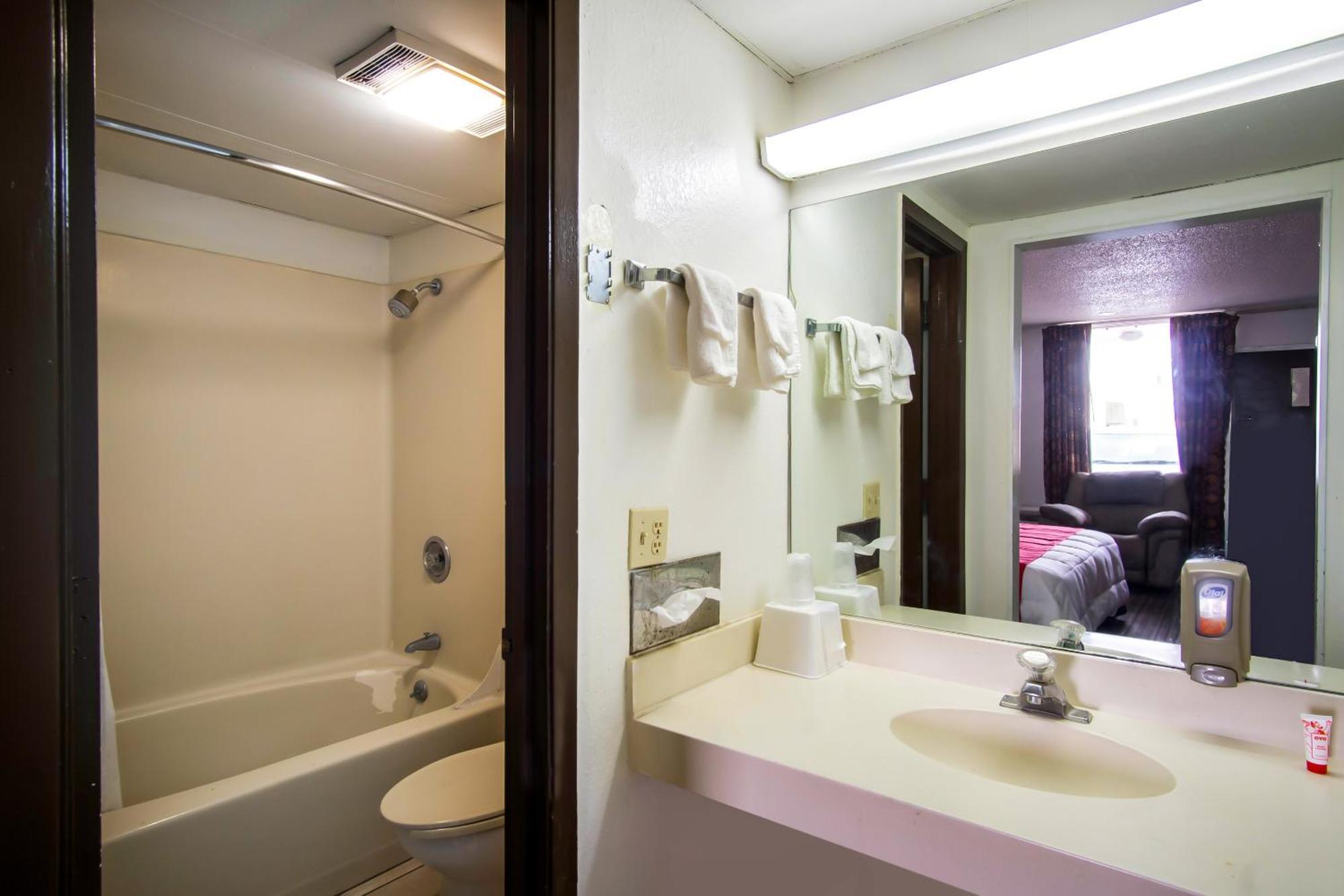 Oyo Hotel Hutchinson West 4Th Ave Eksteriør bilde